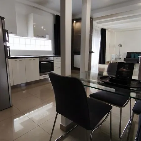 Mitropoleos Luxury Apartment